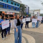 Em greve, servidores e professores da Educação municipal bloqueiam rua no centro de Rio Branco e prefeitura convoca reunião